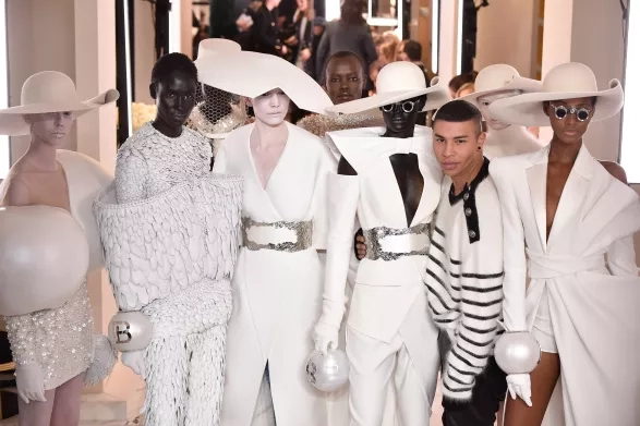 Ve spolupráci s concept storem Pařížská 17 představí již tento čtvrtek světově proslulá značka Balmain v Praze svou nejnovější kolekci. Ve spolupráci s concept storem Pařížská 17 představí již tento čtvrtek světově proslulá značka Balmain v Praze svou nejnovější kolekci.