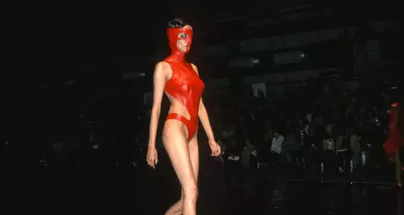 PLASTY V ŠATNÍKU – PROKLETÍ, NEBO SPÁSA? PLASTY V ŠATNÍKU – PROKLETÍ, NEBO SPÁSA?