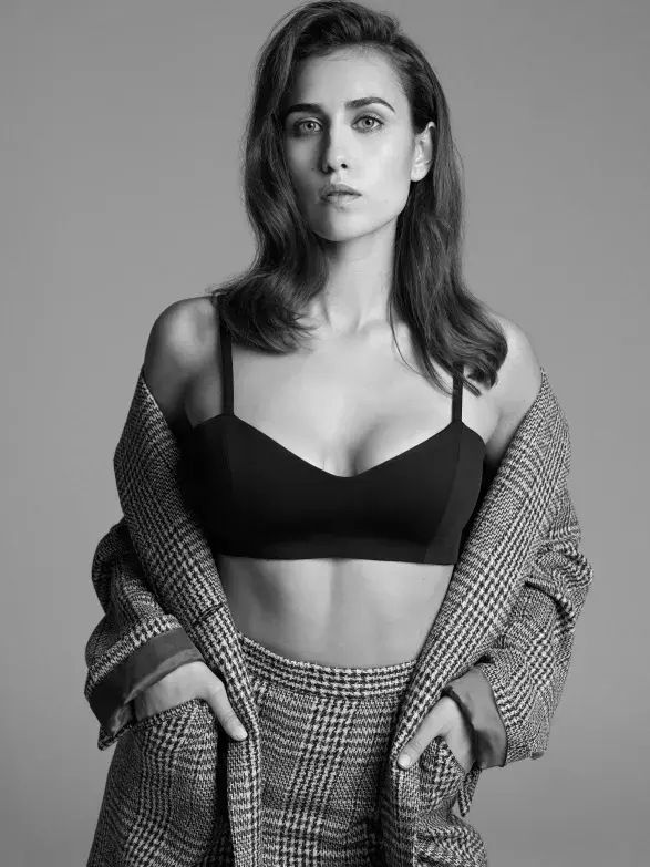 Kabát a sukně ROJI, podprsenka Daniela Pešková SYLVIE PILIPOVA