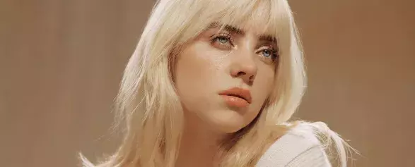 Billie Eilish a přebal jejího nového alba Happier Than Ever Billie Eilish a přebal jejího nového alba Happier Than Ever
