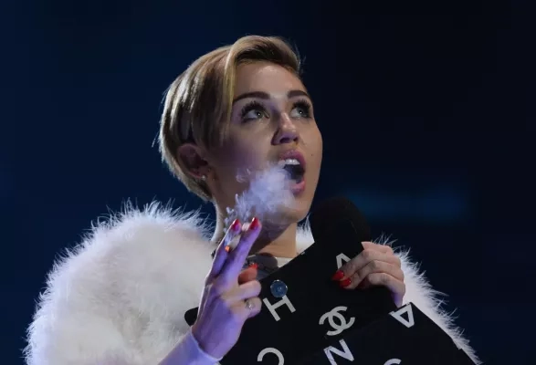 Miley Cyrus si na vystoupení kidně jointa zapálí Miley Cyrus si na vystoupení kidně jointa zapálí