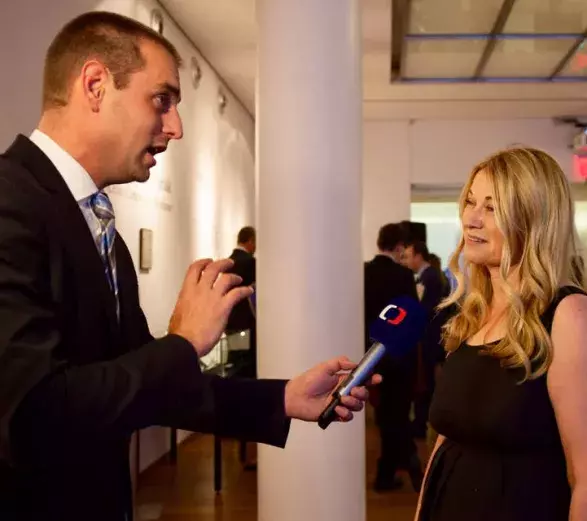 Barbara Karpetová se zpravodajem ČT Davidem Mirejovským Barbara Karpetová se zpravodajem ČT Davidem Mirejovským