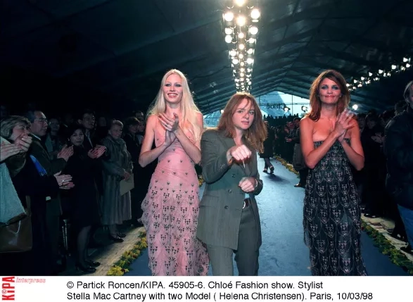 Stella McCartney na defilé přehlídky Chloé v roce 1998 Stella McCartney na defilé přehlídky Chloé v roce 1998