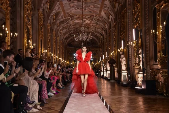 Kendall Jenner během Giambattista Valli Loves H&M show Kendall Jenner během Giambattista Valli Loves H&M show