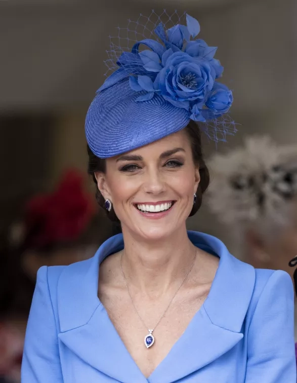 Vévodkyně Kate s pokrývkou hlavy. Vévodkyně Kate s pokrývkou hlavy.