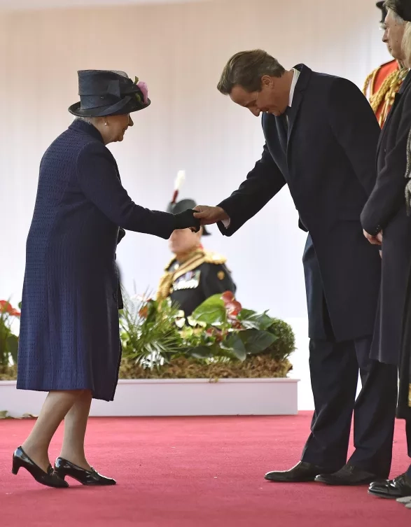 Podání ruky královně Podání ruky královně