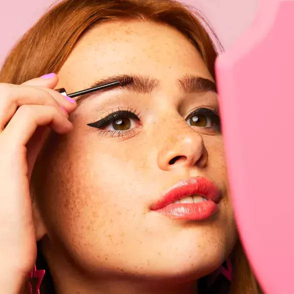 Objem obočí Výrazné obočí