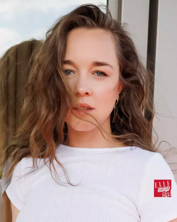 ELLE Beauty Lounge Red ELLE Beauty Lounge Red