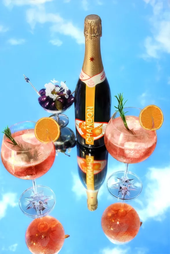 Dokonalá společnost evokující léto. Chandon Garden Spritz pro aperitivo chvíle