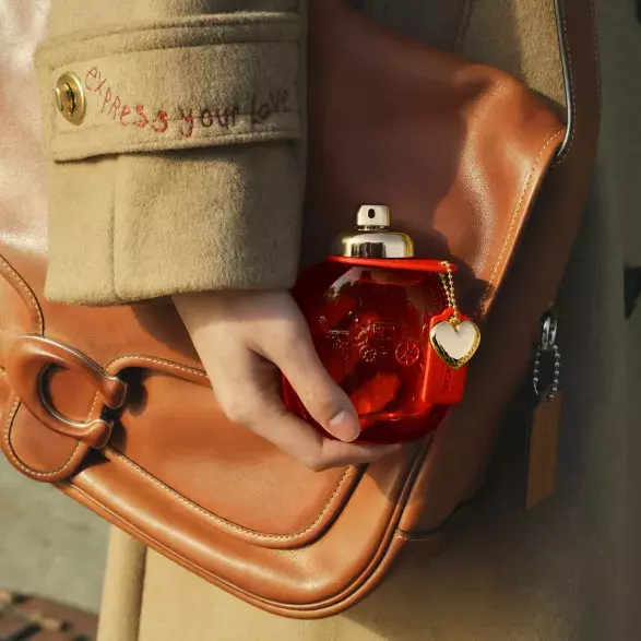 Rudá a kůže patří k sobě. U značky Coach především. Coach