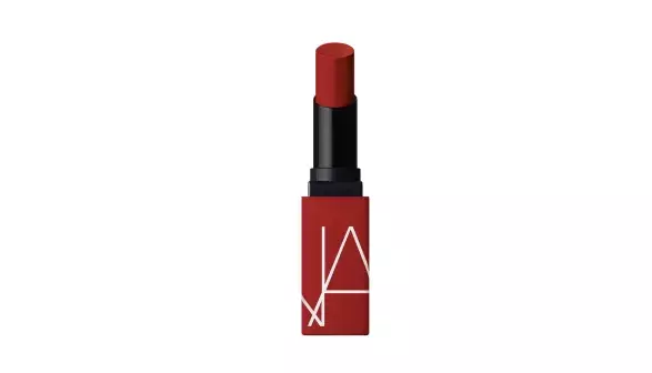 Powermatte lipstick vtiskne rtům intenzivní barvu. Powermatte lipstick