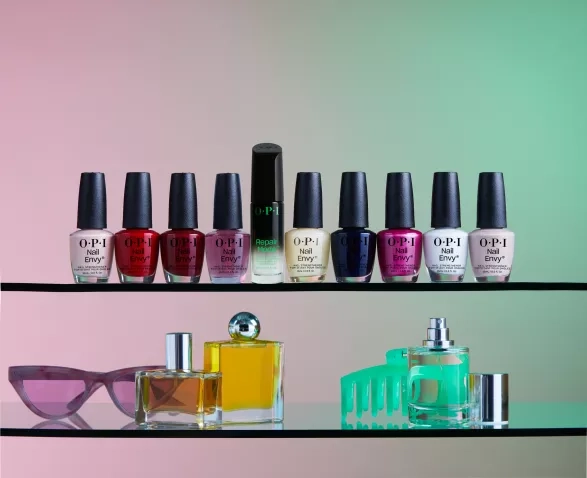 I péče může mít barvy. Laky OPI