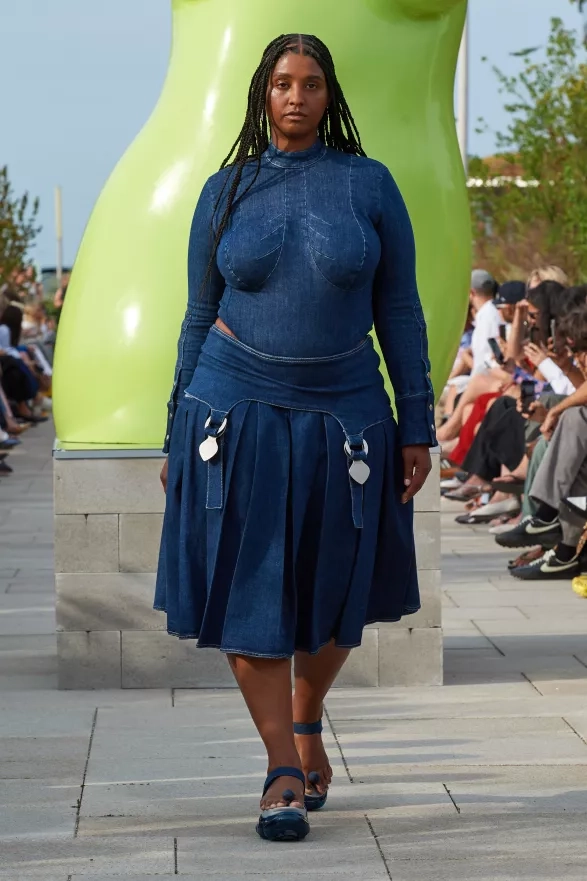 Z přehlídky irské designérky Sinéad O'Dwyer, vítězky ceny Zalando Visionary Award Z přehlídky irské designérky Sinéad O'Dwyer, vítězky ceny Zalando Visionary Award