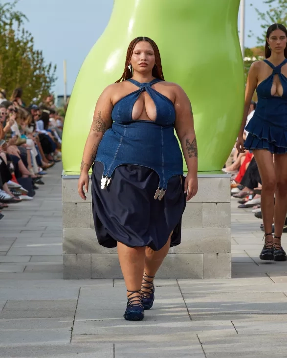 Z přehlídky irské designérky Sinéad O'Dwyer, vítězky ceny Zalando Visionary Award Z přehlídky irské designérky Sinéad O'Dwyer, vítězky ceny Zalando Visionary Award