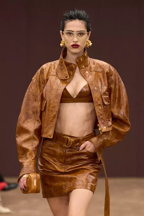 Tmavě rudé rty Tmavě rudé rty