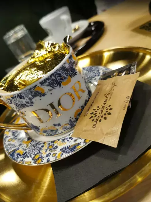 Káva s plátem zlata Káva s plátem zlata