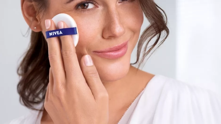 NIVEA Hyalurin Cellular Filler, pečující make-up v houbičce 3v1 Cellular Cushion NIVEA Hyalurin Cellular Filler, pečující make-up v houbičce 3v1 Cellular Cushion