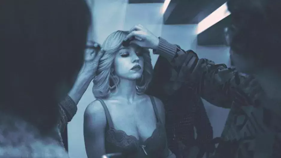 Make-up artistku seriálu Euphoria Kirsten Coleman. Make-up artistku seriálu Euphoria Kirsten Coleman.