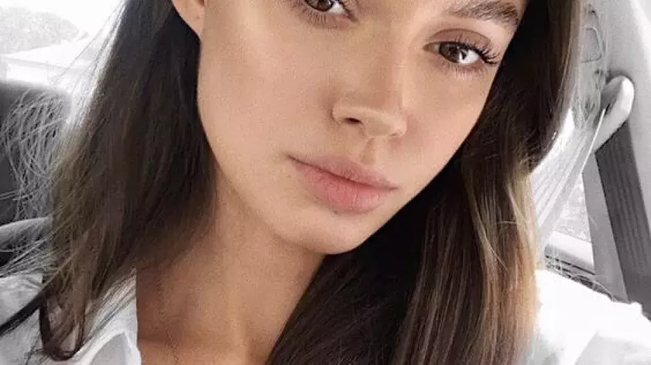 Barely-there makeup Barely-there makeup