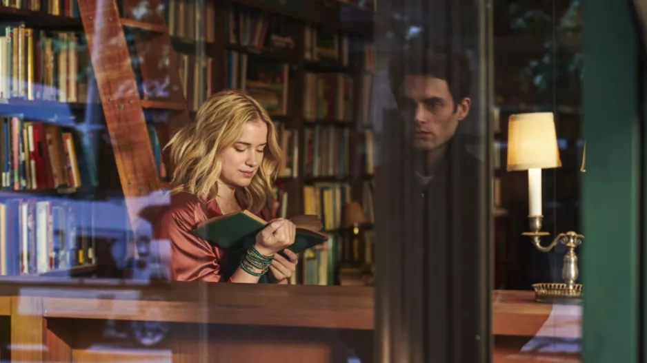 Autorka chce seriálem upozornit na problém sociálních sítí Caroline Kepnes přiznala, že původně knihu napsala proto, aby si všichni uvědomili, že v době Facebooku, Instagramu, Twitteru a jiných sociálních sítí jsme všichni voyeurové, kteří nakukují do životů ostatních lidí. A né všichni uživatelé sociálních sítí jsou ti hodní… Autorka chce seriálem upozornit na problém sociálních sítí Caroline Kepnes přiznala, že původně knihu napsala proto, aby si všichni uvědomili, že v době Facebooku, Instagramu, Twitteru a jiných sociálních sítí jsme všichni voyeurové, kteří nakukují do životů ostatních lidí. A né všichni uživatelé sociálních sítí jsou ti hodní…