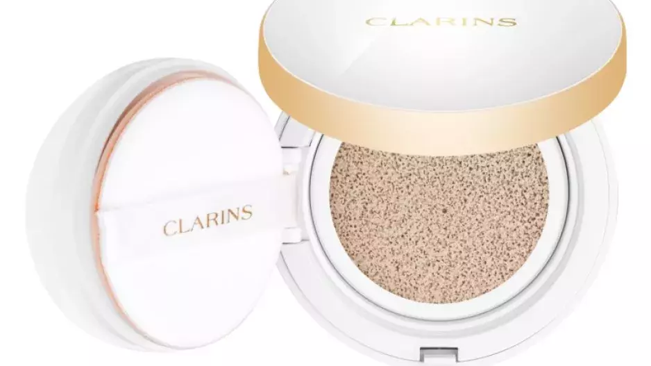 Face Make-up Everlasting Cushion, Clarins, 685 Kč Face Make-up Everlasting Cushion, Clarins, 685 Kč