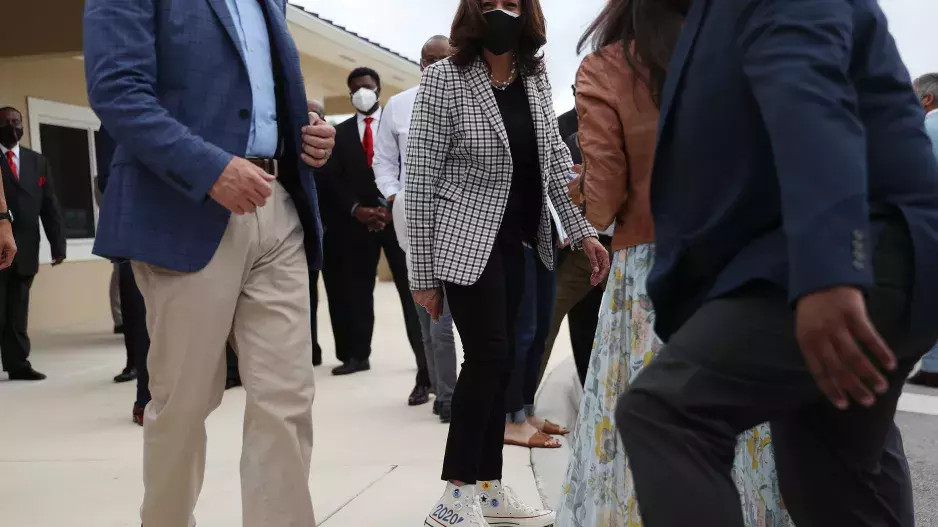 Kamala Harris v teniskách Converse | říjen 2020 Kamala Harris v teniskách Converse | říjen 2020