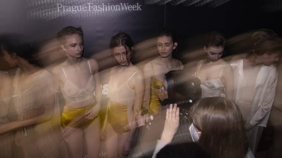 Momentka zachycující dramatický povyk před a po každé přehlídce Momentka zachycující dramatický povyk před a po každé přehlídce