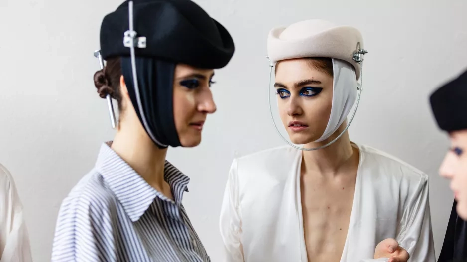 Styling přehlídky Michaela Kovačika připomínal některé z kostýmních realizací Theodora Pištěka Styling přehlídky Michaela Kovačika připomínal některé z kostýmních realizací Theodora Pištěka