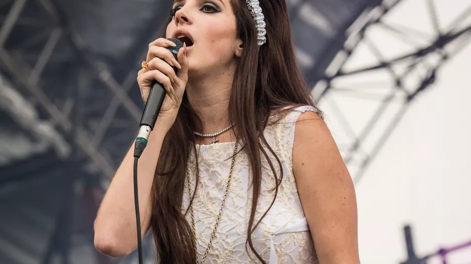 Lana del Rey na hudebním festivalu Eurockeennes v roce 2012 Lana del Rey na hudebním festivalu Eurockeennes v roce 2012