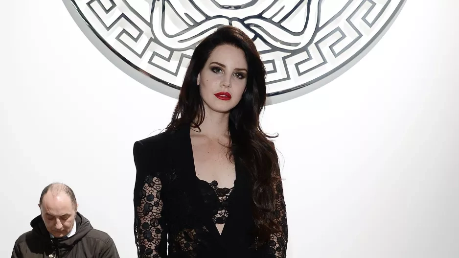 Lana Del Rey na přehlídce Versace v roce 2013 Lana Del Rey na přehlídce Versace v roce 2013