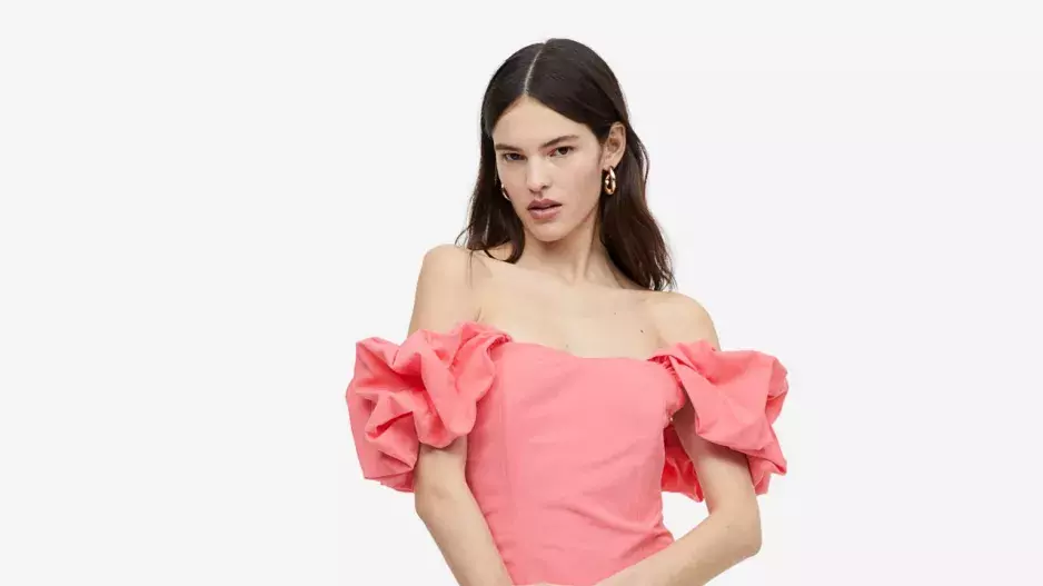 Šaty s odhalenými rameny Šaty s odhalenými rameny