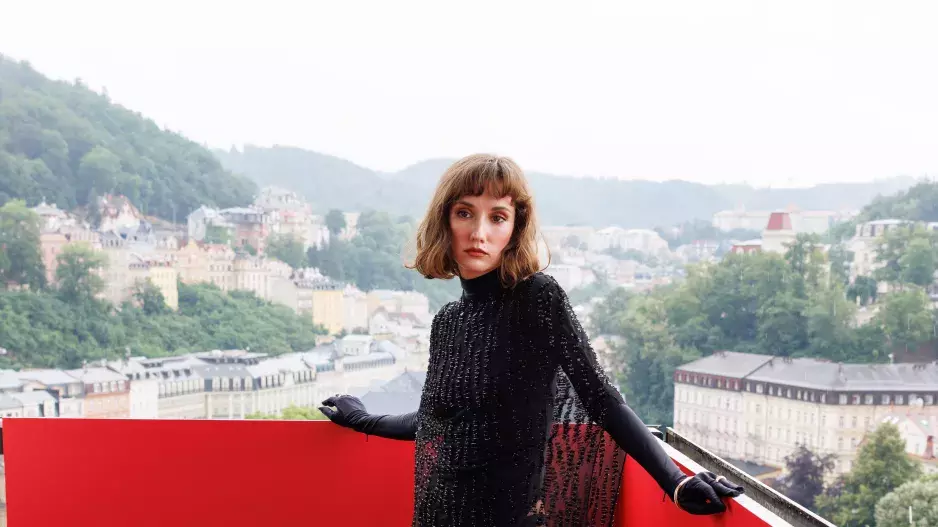 ELLE Beauty Lounge Red ELLE Beauty Lounge Red