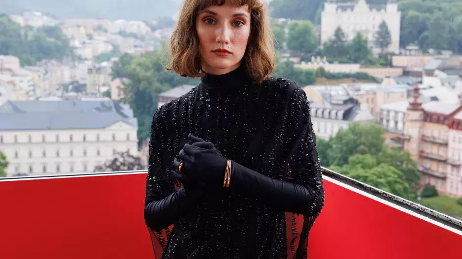 ELLE Beauty Lounge Red ELLE Beauty Lounge Red