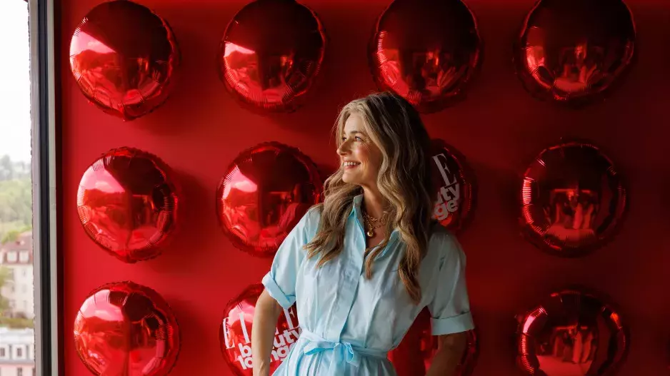 ELLE Beauty Lounge Red ELLE Beauty Lounge Red