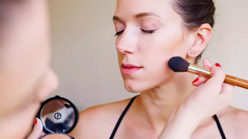 ELLE Beauty Lounge Red ELLE Beauty Lounge Red