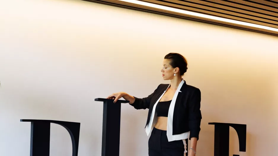 ELLE Beauty Lounge Red ELLE Beauty Lounge Red