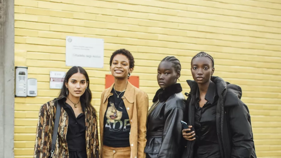 Model Off-Duty Look Model Off-Duty Look