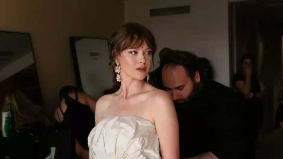 ELLE Beauty Lounge Red ELLE Beauty Lounge Red