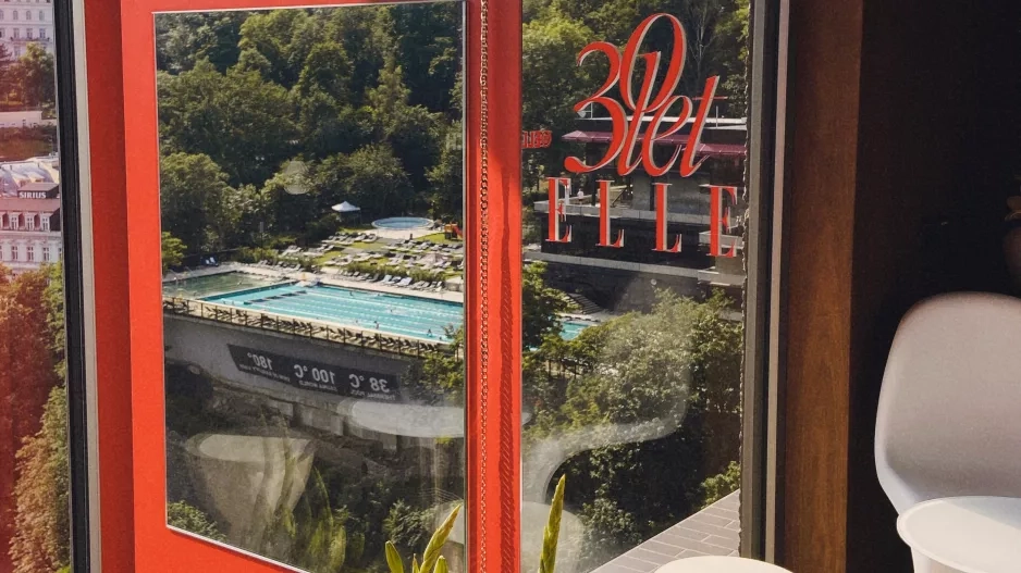 ELLE Beauty Lounge Red ELLE Beauty Lounge Red