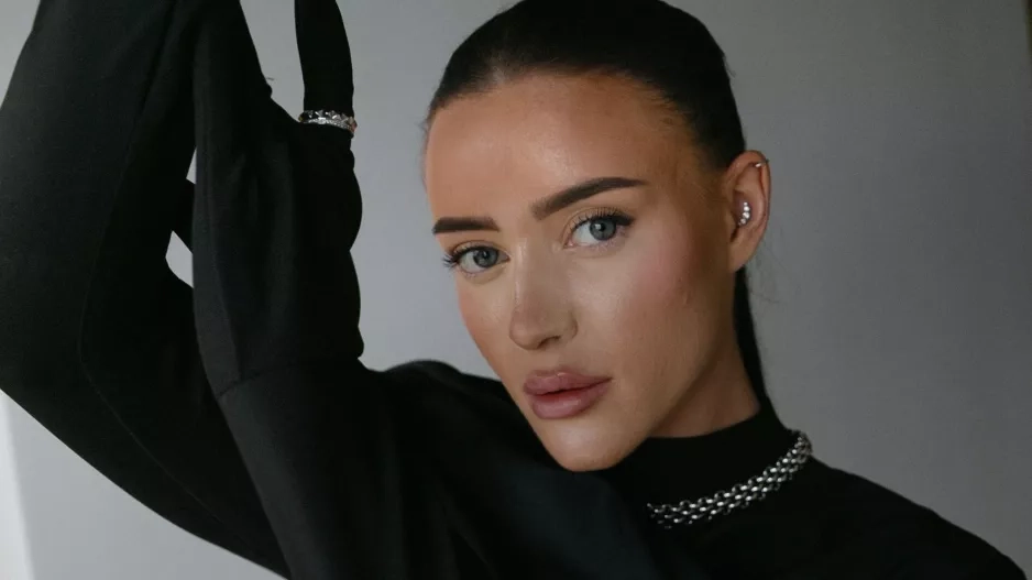 ELLE Beauty Lounge Red ELLE Beauty Lounge Red