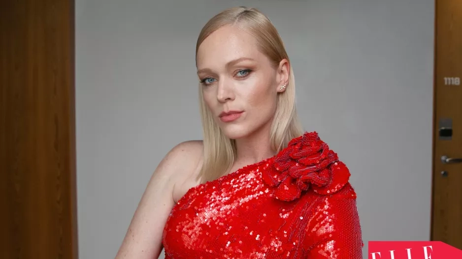 ELLE Beauty Lounge Red ELLE Beauty Lounge Red