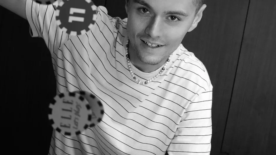 ELLE Beauty Lounge Red ELLE Beauty Lounge Red