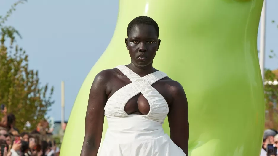 Sinéad O'Dwyer, přehlídka Eveything opens to touch Sinéad O'Dwyer, přehlídka Eveything opens to touch