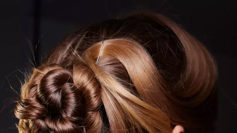 Něžný drdol s kudrlinkami Něžný drdol s kudrlinkami