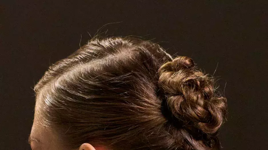 Něžný drdol s kudrlinkami Něžný drdol s kudrlinkami