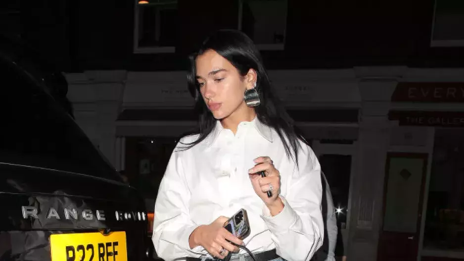 Dua Lipa, tabi shoes Dua Lipa, tabi shoes