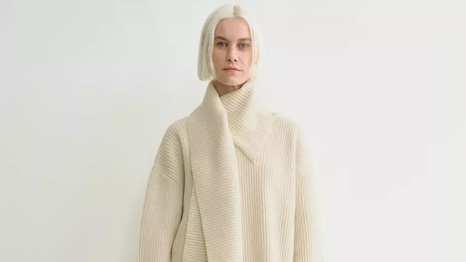 Svetr s dlouhým šálem Svetr s dlouhým šálem