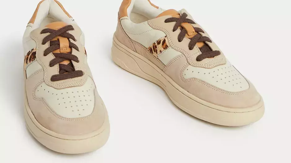 Kožené šněrovací tenisky s postranním zdobením Kožené šněrovací tenisky s postranním zdobením