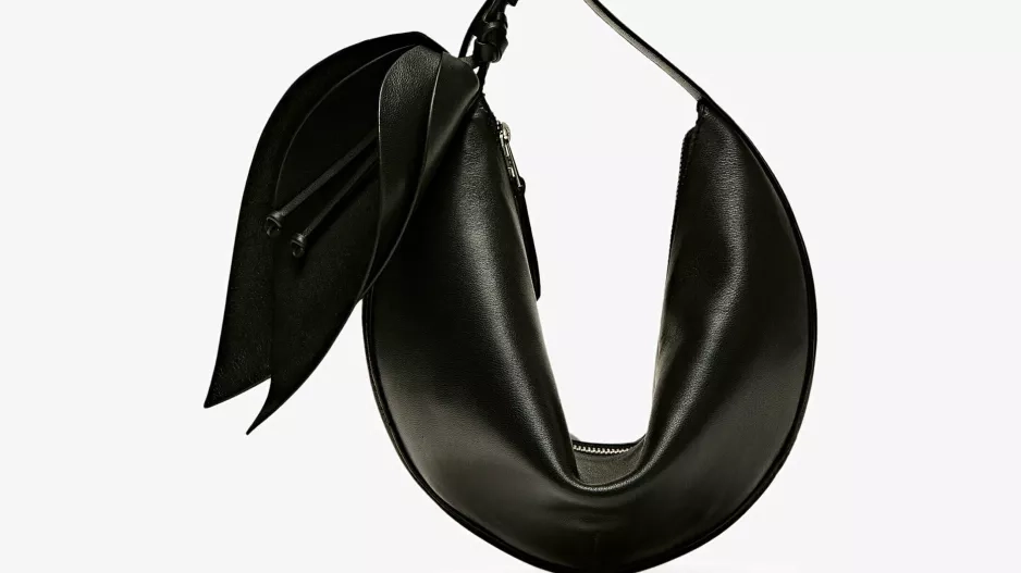 Kabelka ve tvaru půlměsíce z kůže napy s detailem květiny Kabelka ve tvaru půlměsíce z kůže napy s detailem květiny