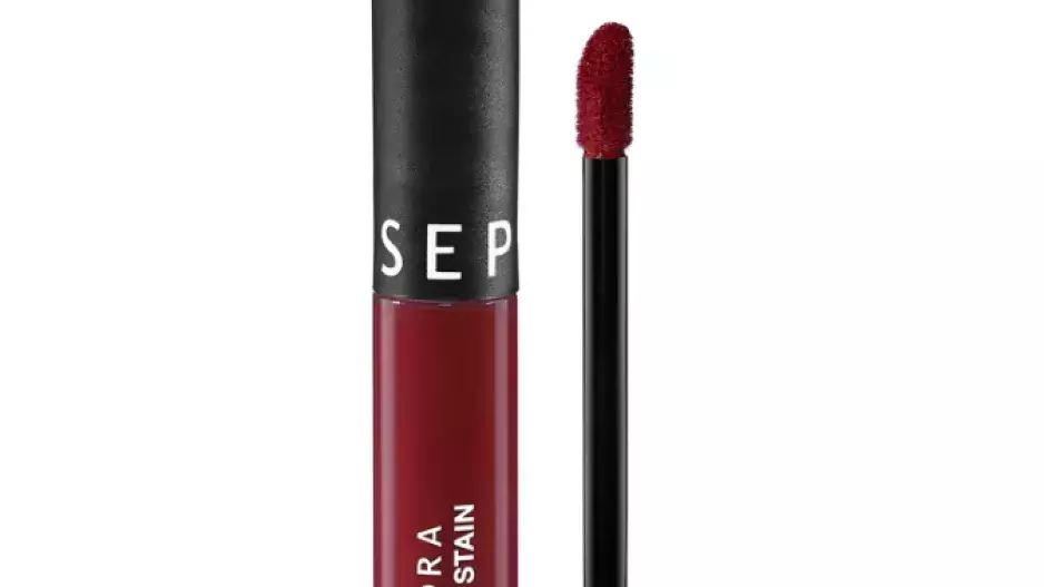 Tmavě rudá rtěnka Tmavě rudá rtěnka